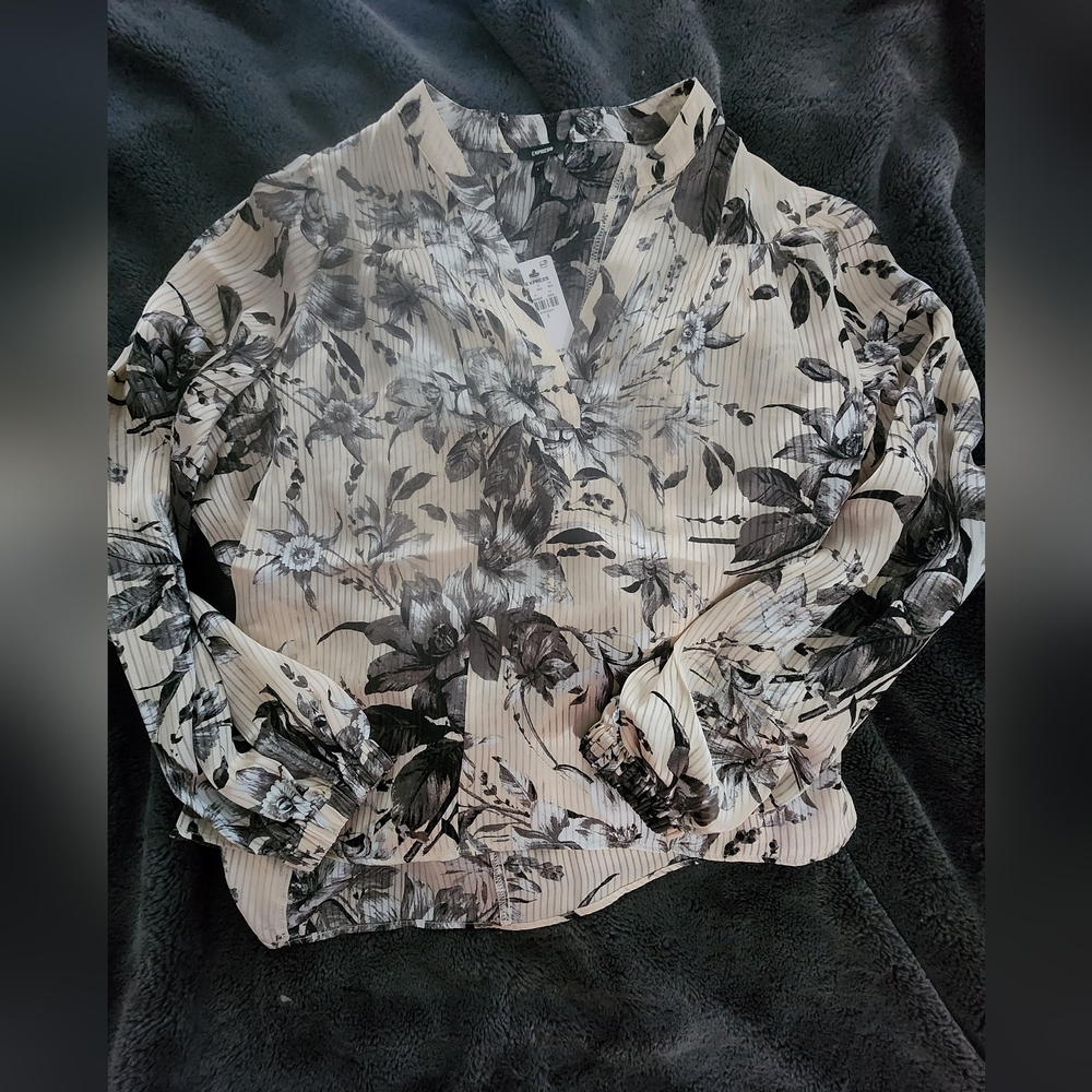 Express Blouse, Small, Floral
High, low hem